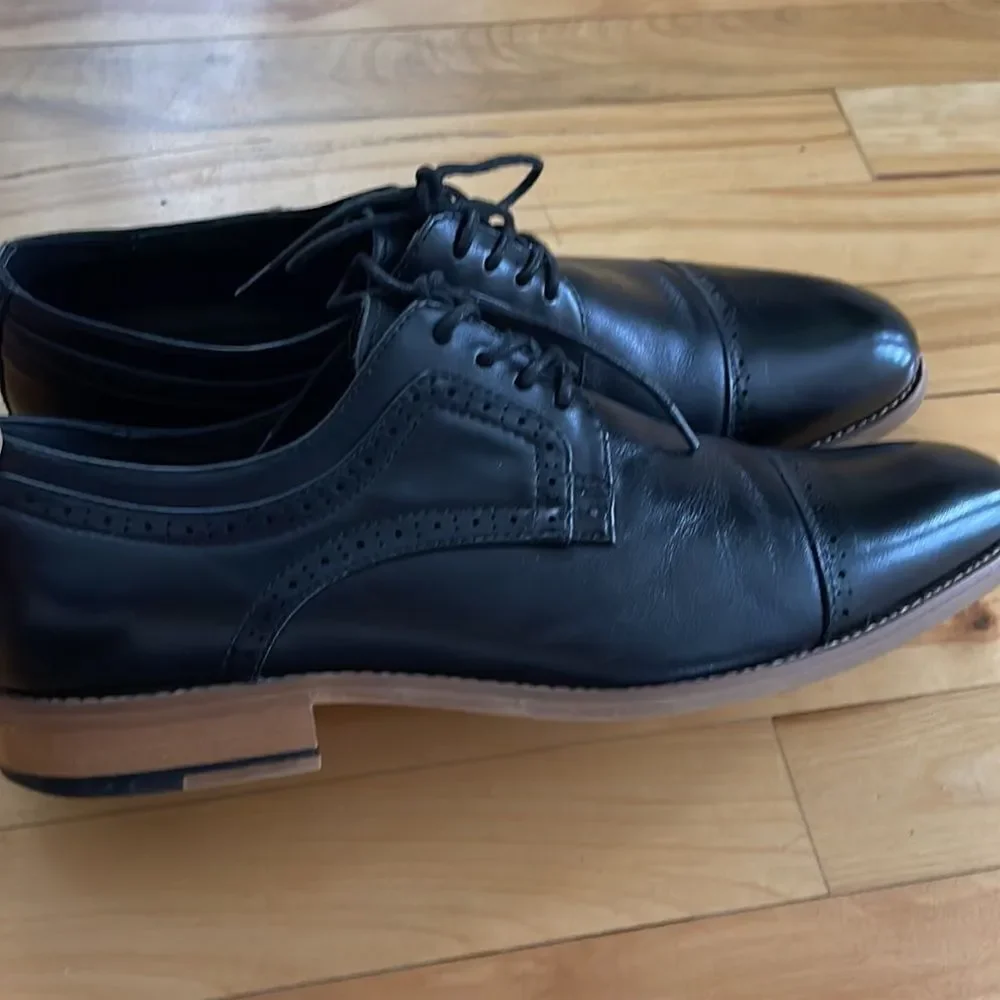 Stacy Adams Dickinson black leather tie cap toe Oxford shoe. Size 9.5.